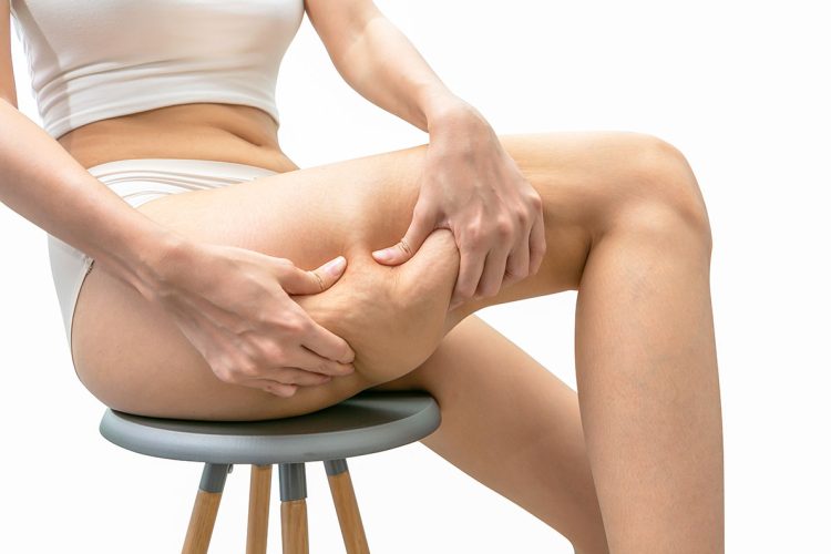la-moitie-d-une-femme-assise-sur-une-chaise-sur-un-fond-blanc la-moitie-d-une-femme-assise-sur-une-chaise-sur-un-fond-blanc